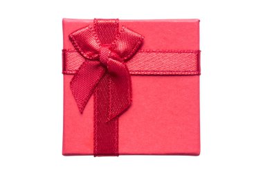 Beyaz arkaplanda izole edilmiş kırmızı hediye kutusunun üst görünümü