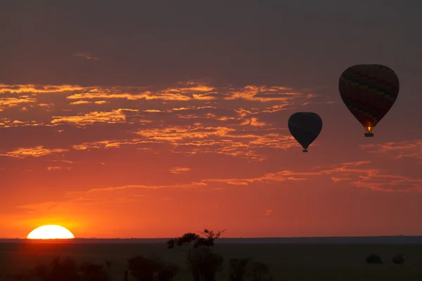 Voo de balão sob um céu vermelho — Fotografia de Stock