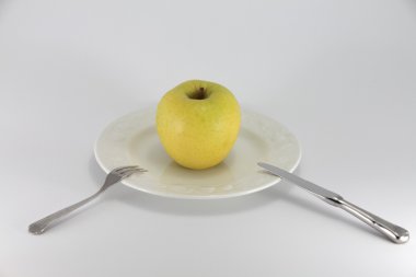 Beyaz bir tabak üzerinde elma