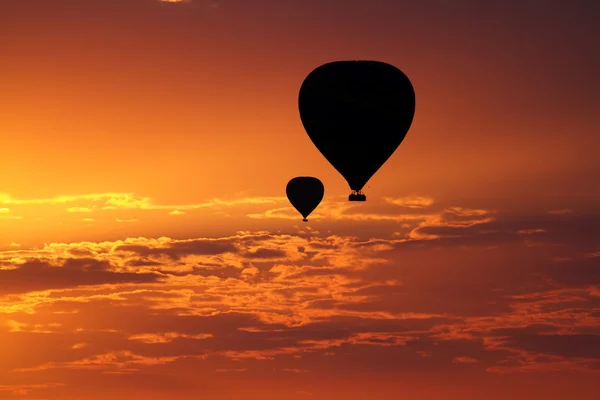 Ballonfahrt unter rotem Himmel — Stockfoto