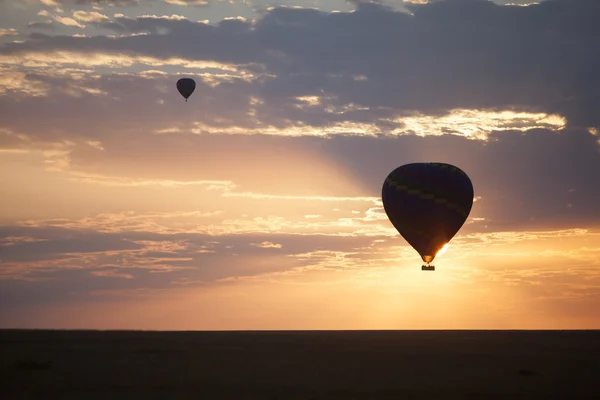 Voo de balão sob um céu vermelho — Fotografia de Stock