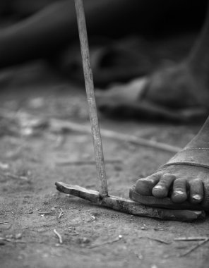 lake eyasi Tanzanya'nın Hadzalar kabilesinin günlük hayatında bir an.