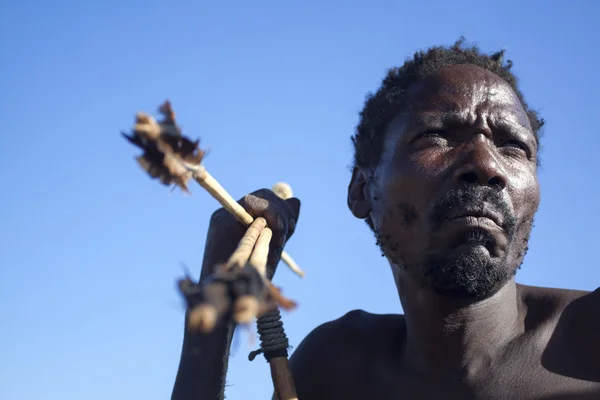Момент из жизни племени Хадза озера Эяси в Танзании — стоковое фото
