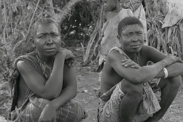 A moment in the life of the Hadza tribe of Lake Eyasi in Tanzania — Stock Photo, Image