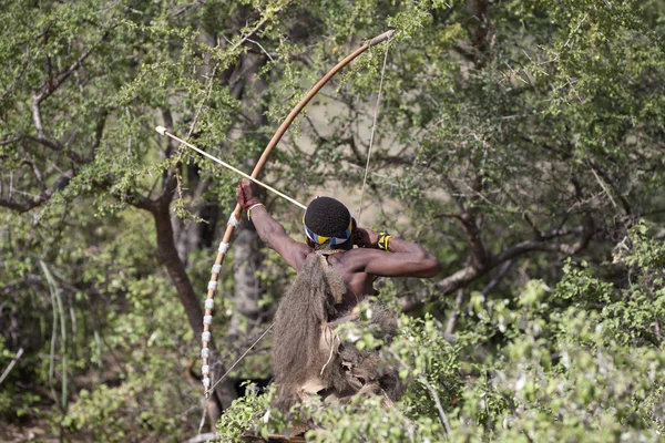 Ett ögonblick i livet i hadza stam lake eyasi i tanzania — Stockfoto