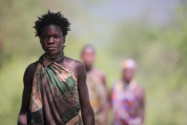 Na okamžik v životě kmene hadza jezera eyasi v Tanzanii — Stock fotografie