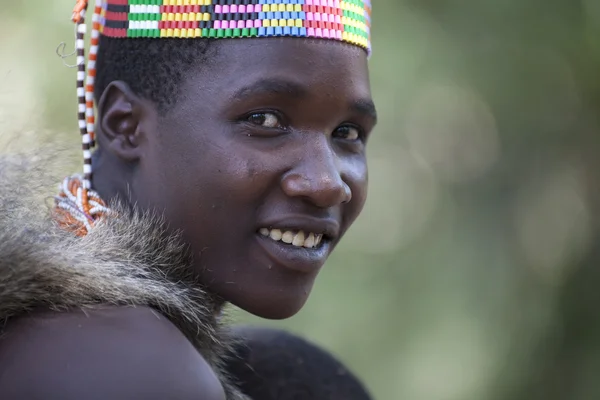 Na okamžik v životě kmene hadza jezera eyasi v Tanzanii — Stock fotografie