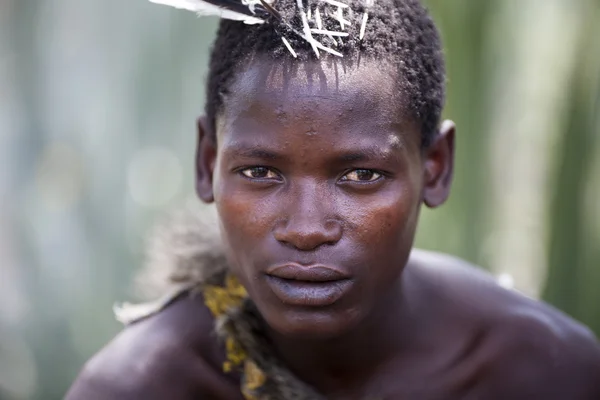 Na okamžik v životě kmene hadza jezera eyasi v Tanzanii — Stock fotografie