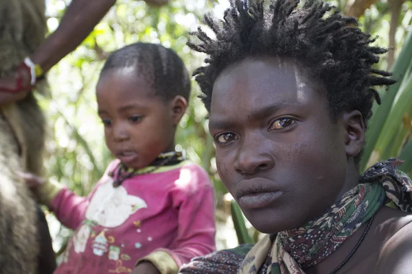 Na okamžik v životě kmene hadza jezera eyasi v Tanzanii — Stock fotografie