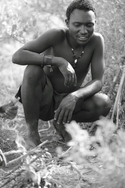 Un momento en la vida de la tribu Hadza del Lago Eyasi en Tanzania — Foto de Stock
