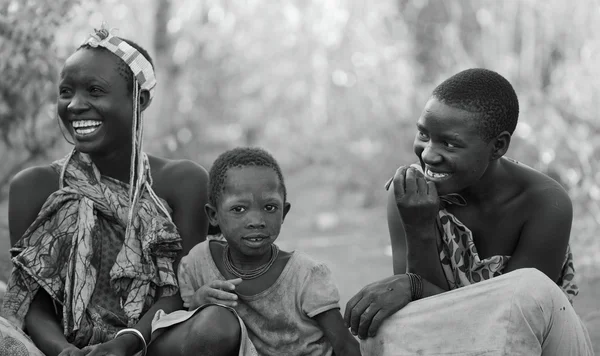 Момент из жизни племени Хадза озера Эяси в Танзании — стоковое фото