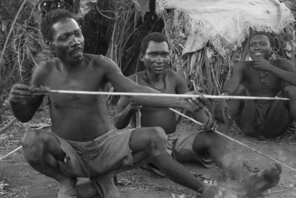 Na okamžik v životě kmene hadza jezera eyasi v Tanzanii — Stock fotografie