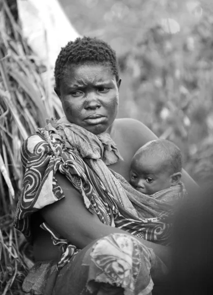 Ett ögonblick i det dagliga livet hos hadza stam lake eyasi tanzania. — Stockfoto