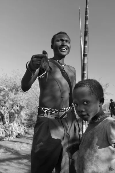 Un momento en la vida cotidiana de la tribu Hadza del lago Eyasi Tanzania . — Foto de Stock