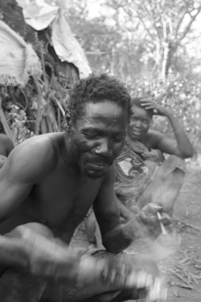 Un momento en la vida cotidiana de la tribu Hadza del lago Eyasi Tanzania . — Foto de Stock