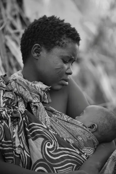 Na okamžik v každodenním životě kmene hadza jezera eyasi Tanzanie. — Stock fotografie