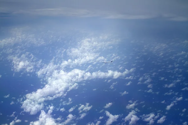 Jetliner flying in blue sky — Stock Photo, Image