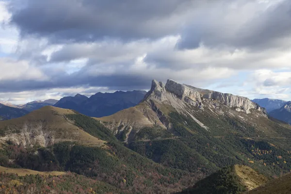 Paysages différents dans les montagnes pyrénées du nord de l'Espagne — Photo