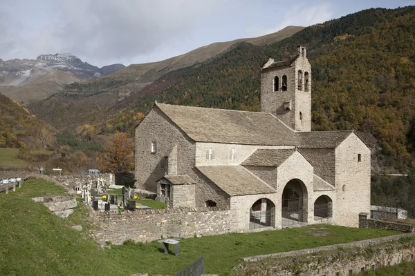 Paisagem em Espanha Pirinéus com igreja San Miguel — Fotografia de Stock