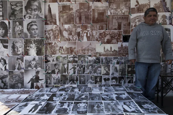 L'uomo alla mostra fotografica — Foto Stock