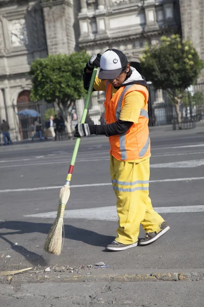 Weg Veger straat met bezem gereedschap reinigen — Stockfoto