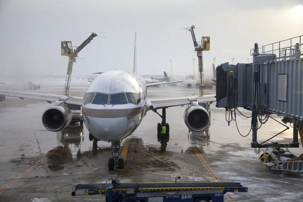 시카고에 항공기 deicing 작업 — 스톡 사진