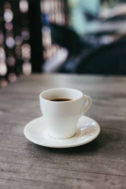 Caddedeki bir kafede, tahta bir masada bir fincan sade kahve. Metin için yer.