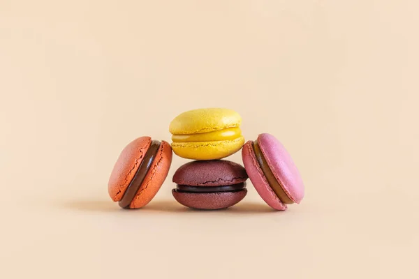 Leckere Französische Macarons Auf Gelbem Pastell Hintergrund Platz Für Text — Stockfoto