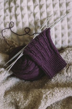 Şırınga ve iplik toplarıyla el örgüsü çorabı. El yapımı ve yavaş yaşam için higge kavramı.  