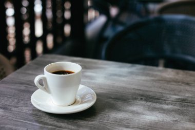 Caddedeki bir kafede, tahta bir masada bir fincan sade kahve. Metin için yer.