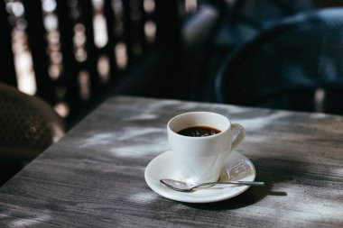 Caddedeki bir kafede, tahta bir masada bir fincan sade kahve. Metin için yer.