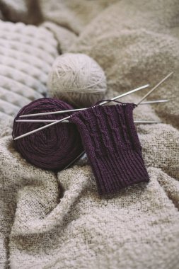 Şırınga ve iplik toplarıyla el örgüsü çorabı. El yapımı ve yavaş yaşam için higge kavramı.  