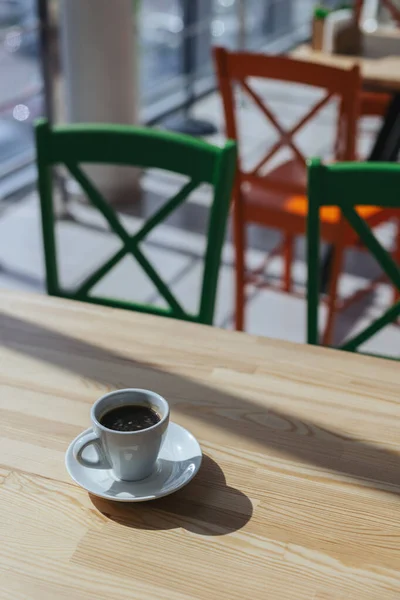 Tasse Schwarzer Kaffee Auf Einem Rustikalen Holztisch Einem Café Platz — Stockfoto