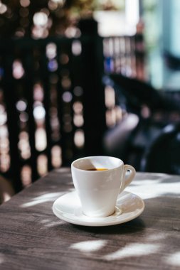 Caddedeki bir kafede, tahta bir masada bir fincan sade kahve. Metin için yer.