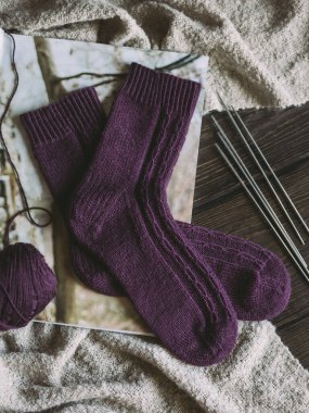 Şırınga ve iplik toplarıyla el örgüsü çoraplar. El yapımı ve yavaş yaşam için higge kavramı.  