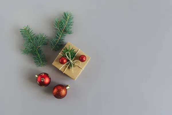 Caja Regalo Artesanal Con Rama Abeto Bolas Rojas Sobre Fondo — Foto de Stock