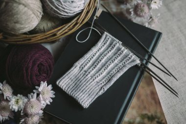 İğneler ve iplik toplarıyla el örgüsü. El yapımı ve yavaş yaşam için higge kavramı.  