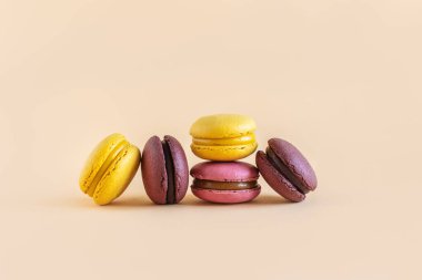 Sarı pastel arka planda lezzetli Fransız badem kurabiyeleri. Metin için yer.