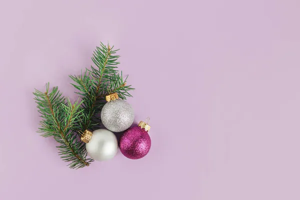 Ramas Abeto Adornos Navideños Sobre Fondo Violeta Fondo Navidad Acostado — Foto de Stock