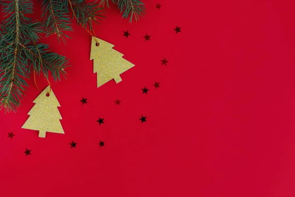 Décorations Noël Avec Branche Épinette Sur Fond Rouge Concept Vacances — Photo