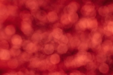 Kırmızı renklerle parıldayan parlak bokeh. Soyut kırmızı arkaplan. Seçici odak.