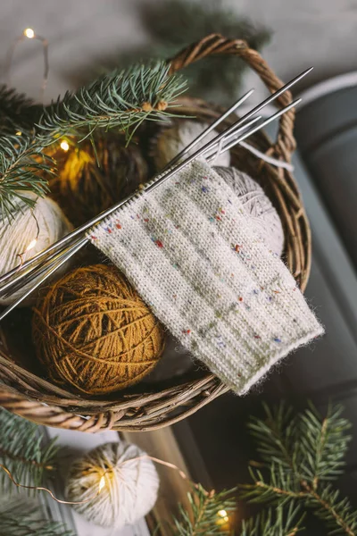 Sepette iğne ve iplik toplarıyla el örgüsü. El yapımı ve yavaş yaşam için higge kavramı.  
