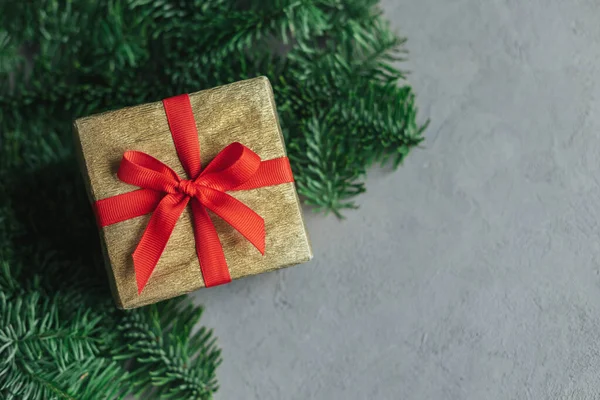 Caja Regalo Con Cinta Roja Sobre Fondo Abeto Verde Concepto — Foto de Stock