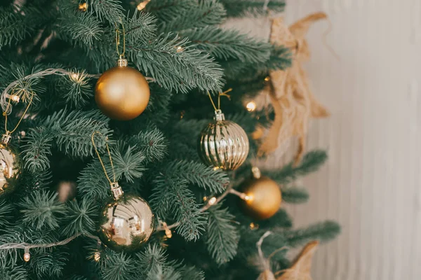 Hermoso Abeto Con Adornos Oro Navideños Concepto Vacaciones Enfoque Selectivo — Foto de Stock