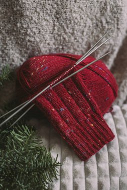 İğneler ve iplik toplarıyla el örgüsü. El yapımı ve yavaş yaşam için higge kavramı.  