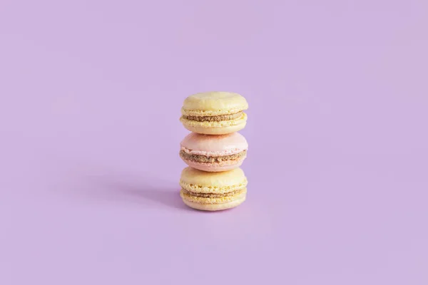 Des Macarons Français Savoureux Sur Fond Pastel Violet Place Pour — Photo