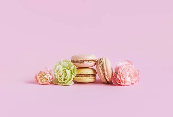 Sabrosos Macarrones Franceses Con Flores Sobre Fondo Rosado Pastel Lugar — Foto de Stock