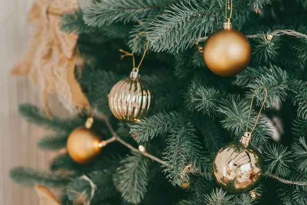 Hermoso Abeto Con Adornos Oro Navideños Concepto Vacaciones Enfoque Selectivo — Foto de Stock