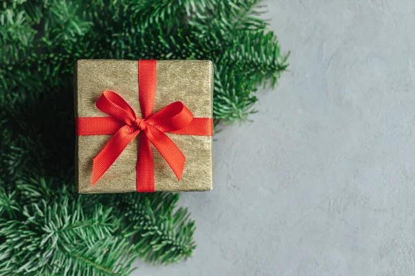 Caja Regalo Con Cinta Roja Sobre Fondo Abeto Verde Concepto — Foto de Stock