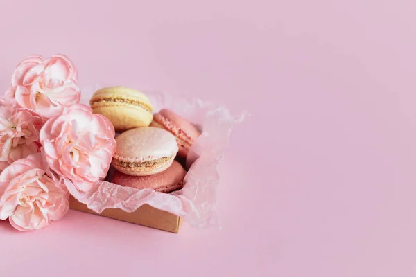 Lekkere Franse Macarons Met Bloemen Een Roze Pastelachtergrond Plaats Voor — Stockfoto